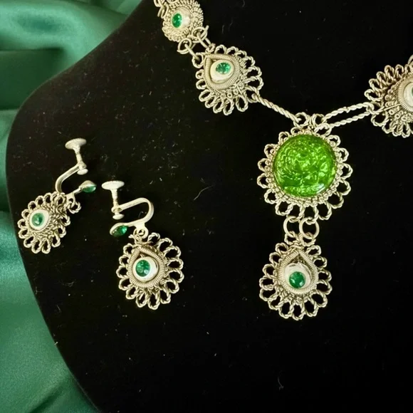 Antique Czech Cannetille Silesian Iron Wirework & Green Glass Demi Parure Set - Picture 4 of 9